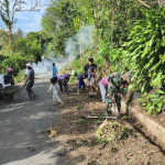 Babinsa Kalosi Bersama Warga Gotong Royong Bersihkan Drainase dan Bahu Jalan