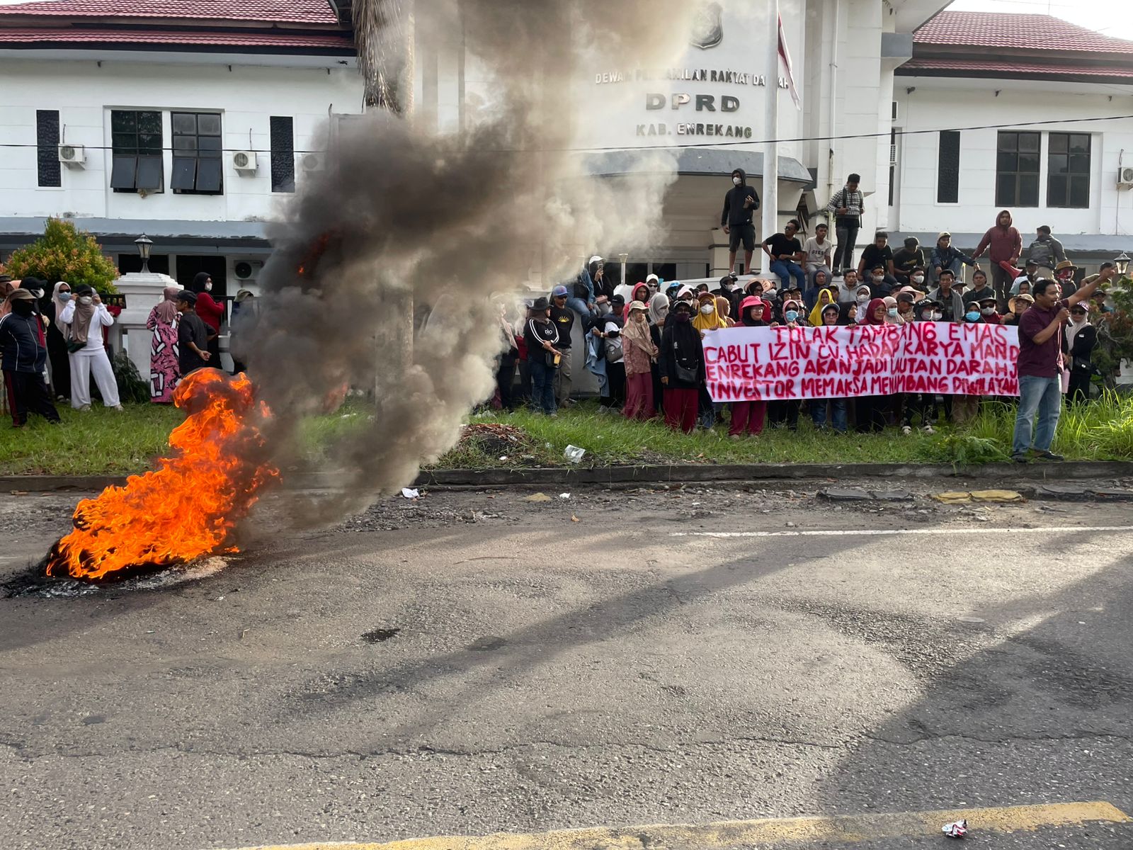 Aliansi Lingkar Tambang Mendesak Bupati Dan Ketua DPRD Kabupaten Enrekang Menindaklanjuti Surat Permohonan Pencabutan IUP CV HKM Di Pemerintah Provinsi Hingga Ke Pusat .