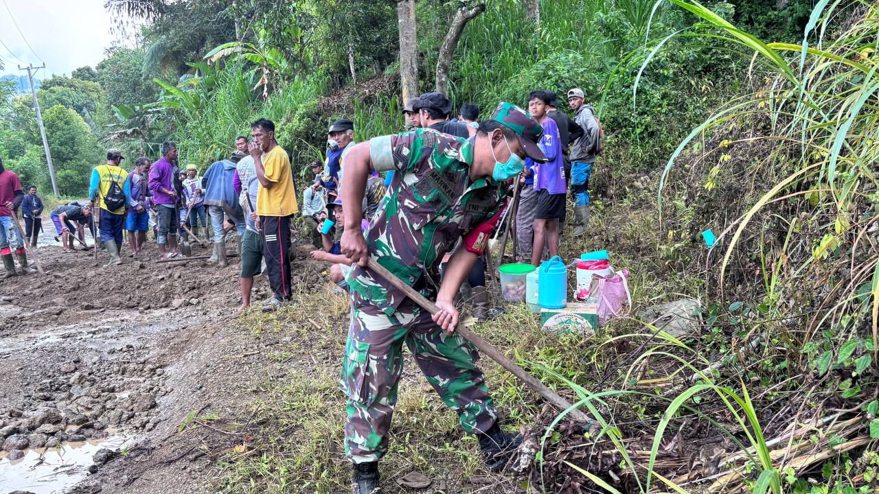 Koramil 1419-03/Baraka Gelar Karya Bhakti Bersihkan Drainase dan Dekker Jalan