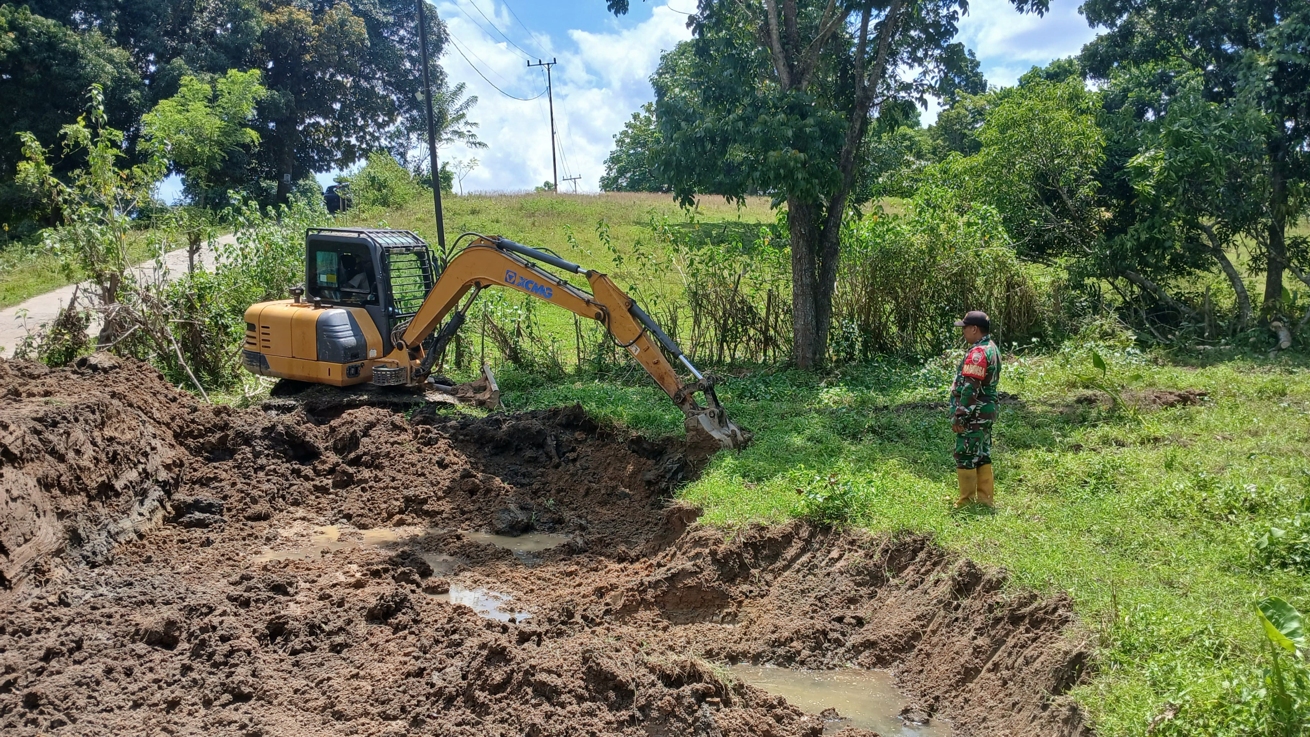 Babinsa Koramil 1419-02/Enrekang Dampingi Percetakan Sawah di Desa Malalin