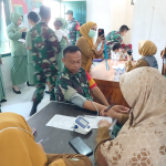 Babinsa dan Persit Ranting 2 Koramil 1419-01/Enrekang Ikuti Kegiatan Cek Kesehatan Gratis