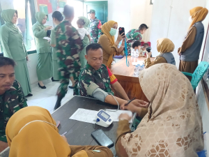 Babinsa dan Persit Ranting 2 Koramil 1419-01/Enrekang Ikuti Kegiatan Cek Kesehatan Gratis