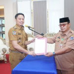 Melantik Penjabat Desa Bupati Enrekang : Jangan Santai. Buktikan Kapasitas.