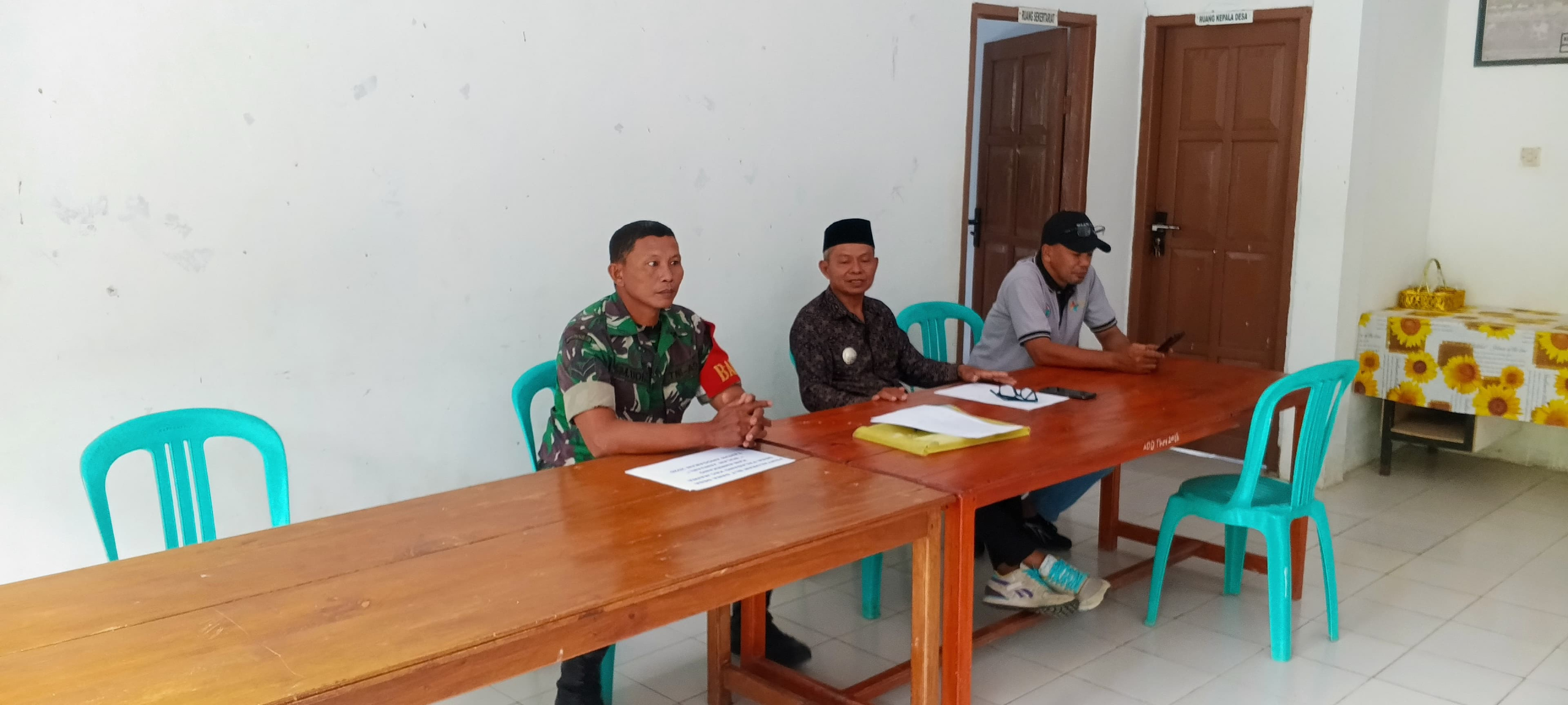 Babinsa Paladang Dampingi Penyaluran BLT Dana Desa Tahun 2026