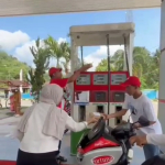 Siswi SMAN 2 Enrekang Rayakan Ultah Ke 17 Tahun dengan Berbagi Di Jumat Berkah.