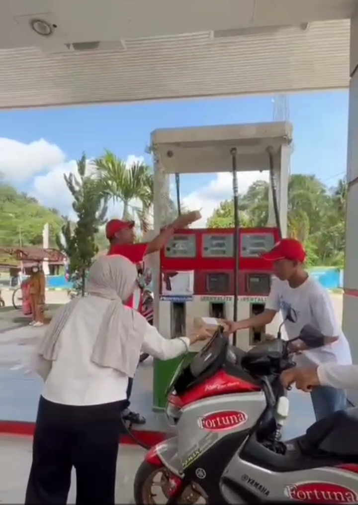 Siswi SMAN 2 Enrekang Rayakan Ultah Ke 17 Tahun dengan Berbagi Di Jumat Berkah.