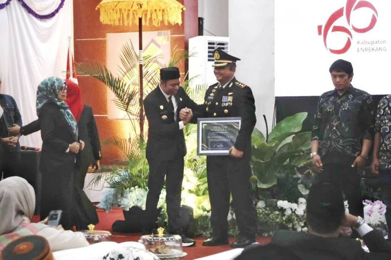 Kapolres AKBP Hari Budiyanto Terima Penghargaan pada Peringatan HUT ke-66 Massenrempulu Kabupaten Enrekang 