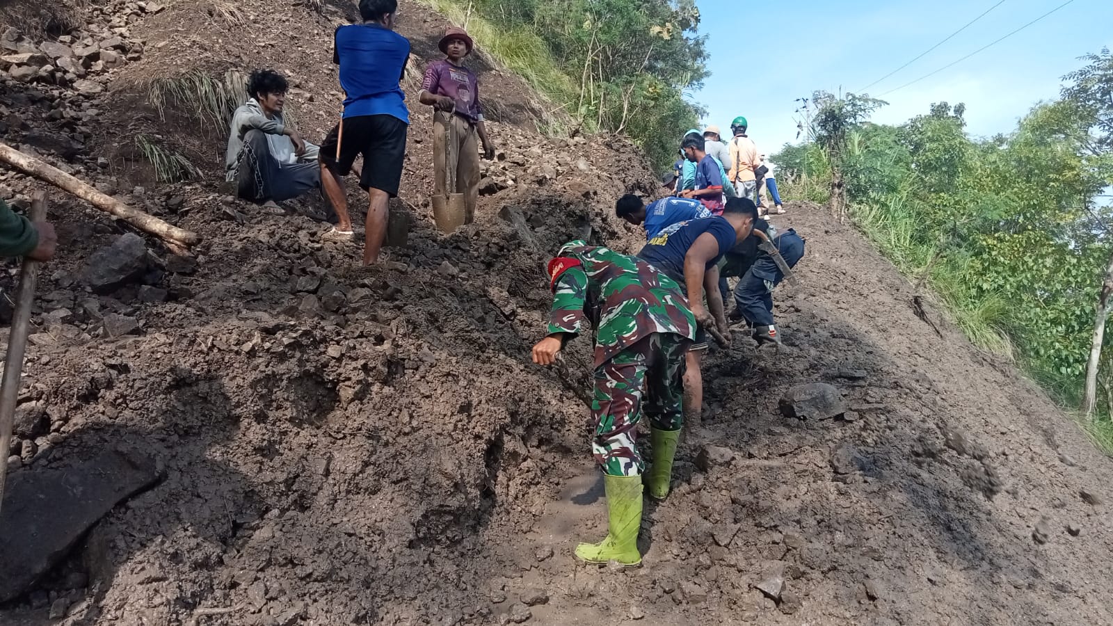 Curah Hujan Tinggi Picu Longsor, Akses Jalan Antar Dusun di Desa Rossoan Sempat Tertutup