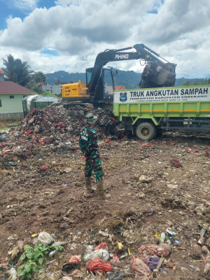 Babinsa Koramil 1419-04/Alla Kawal Pengangkutan Sampah di Pasar Agro Sumillan