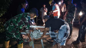 Tanah Longsor di Dua Titik di Curio, Akses Jalan Tertutup Akibat Tiang Listrik Roboh