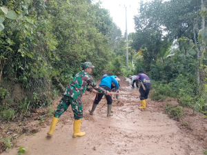 Babinsa Koramil 1419-04/Alla Sigap Tangani Longsor, Akses Jalan Mandalan–Pebaloran Kembali Terluka