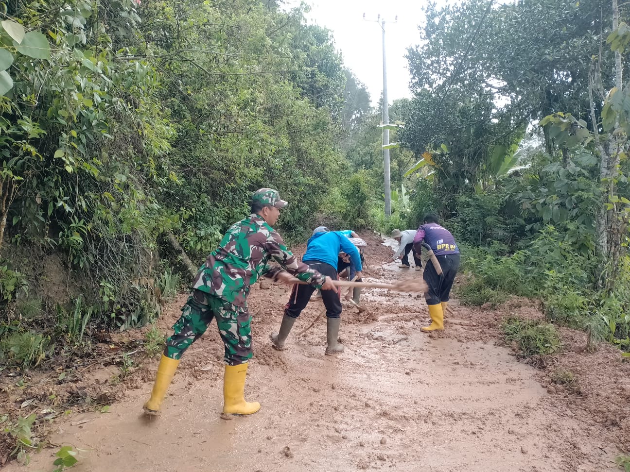Babinsa Koramil 1419-04/Alla Sigap Tangani Longsor, Akses Jalan Mandalan–Pebaloran Kembali Terluka