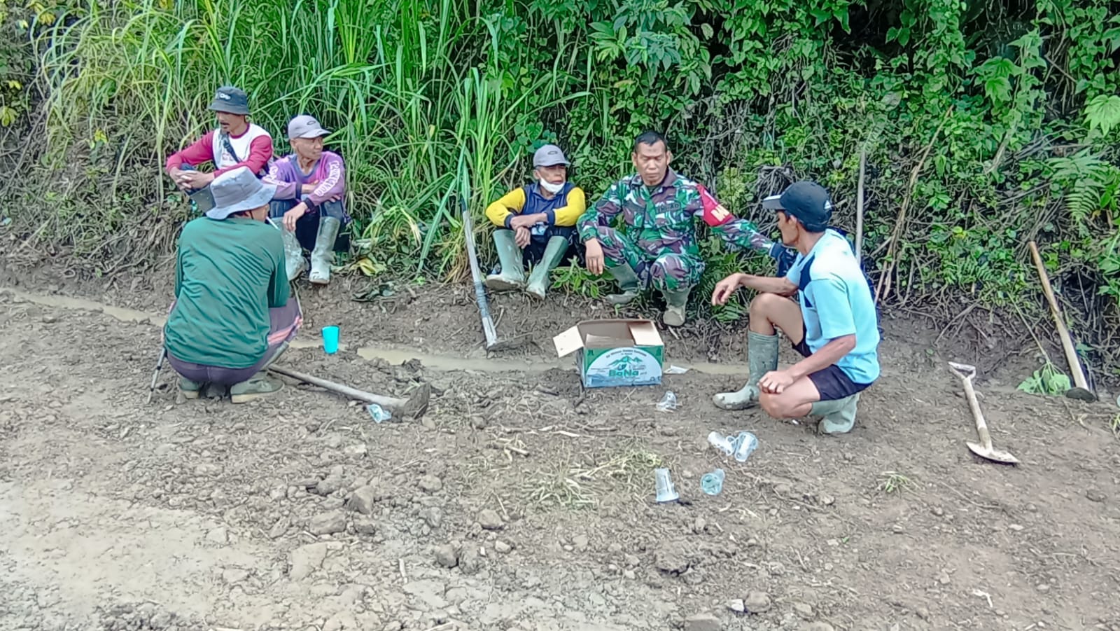 Manfaatkan Waktu Istirahat, Babinsa Koramil 1419-03/Baraka Laksanakan Komsos Bersama Warga Binaan