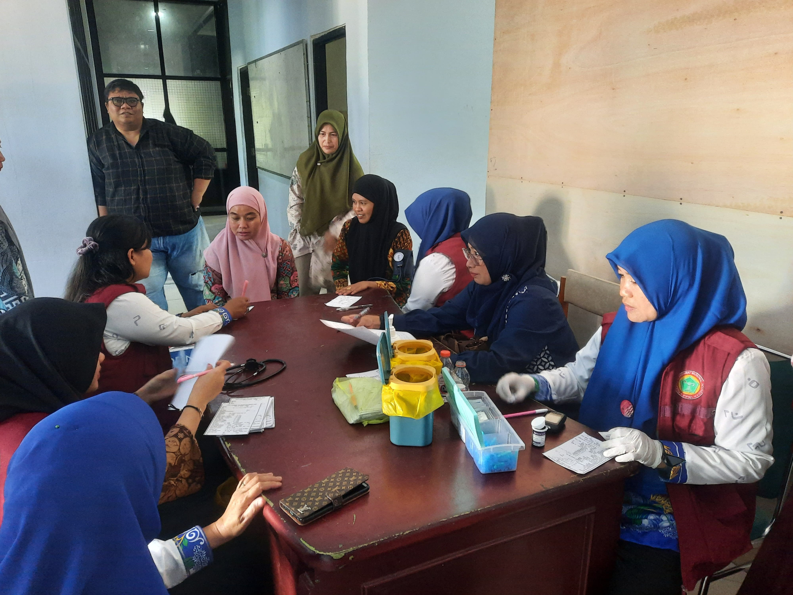 Lobi Diskominfo Sidrap ‘Disulap’ Jadi Ruang Periksa, Puluhan ASN Antusias Cek Kesehatan