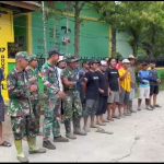 Tuud Koramil 1419-02/Enrekang Bersama Warga Gotong Royong Cor Lantai SD Inpres 117 Enrekang