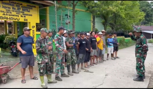 Tuud Koramil 1419-02/Enrekang Bersama Warga Gotong Royong Cor Lantai SD Inpres 117 Enrekang