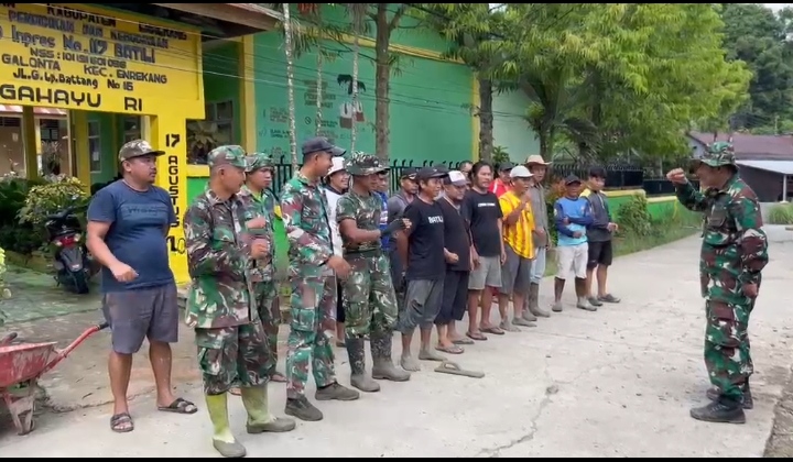 Tuud Koramil 1419-02/Enrekang Bersama Warga Gotong Royong Cor Lantai SD Inpres 117 Enrekang