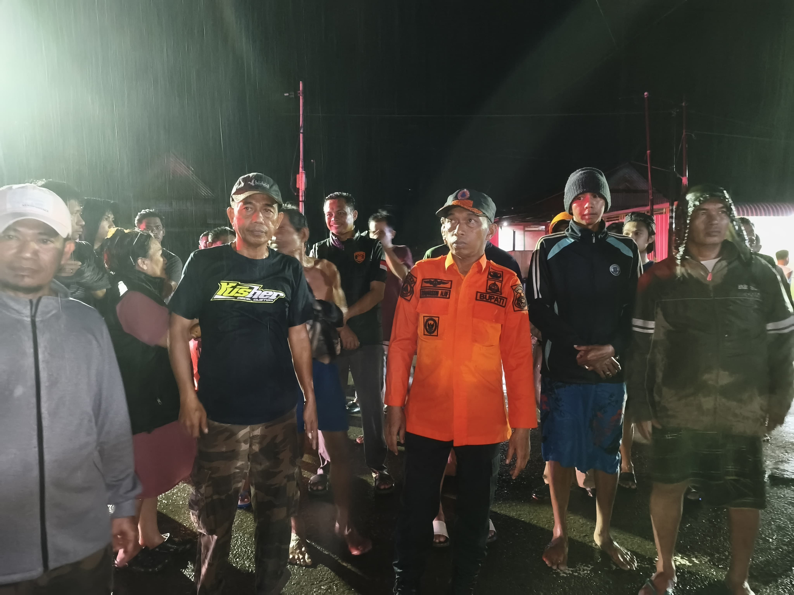 Belum Istirahat dari Perjalanan Dinas, Syaharuddin Alrif Terjang Banjir Amparita Sidrap Demi Pastikan Warga Aman