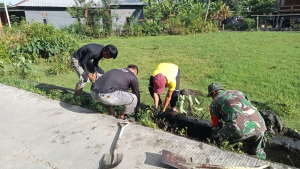 Babinsa Koramil 1419-02/Enrekang Bersama Warga Gotong Royong Bersihkan Drainase di Pakkalarian