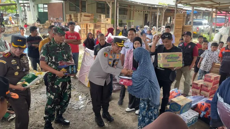 Kapolres Enrekang Bersama Forkopimda Salurkan Bantuan Kepada Korban Kebakaran Pasar Agro Sumillan
