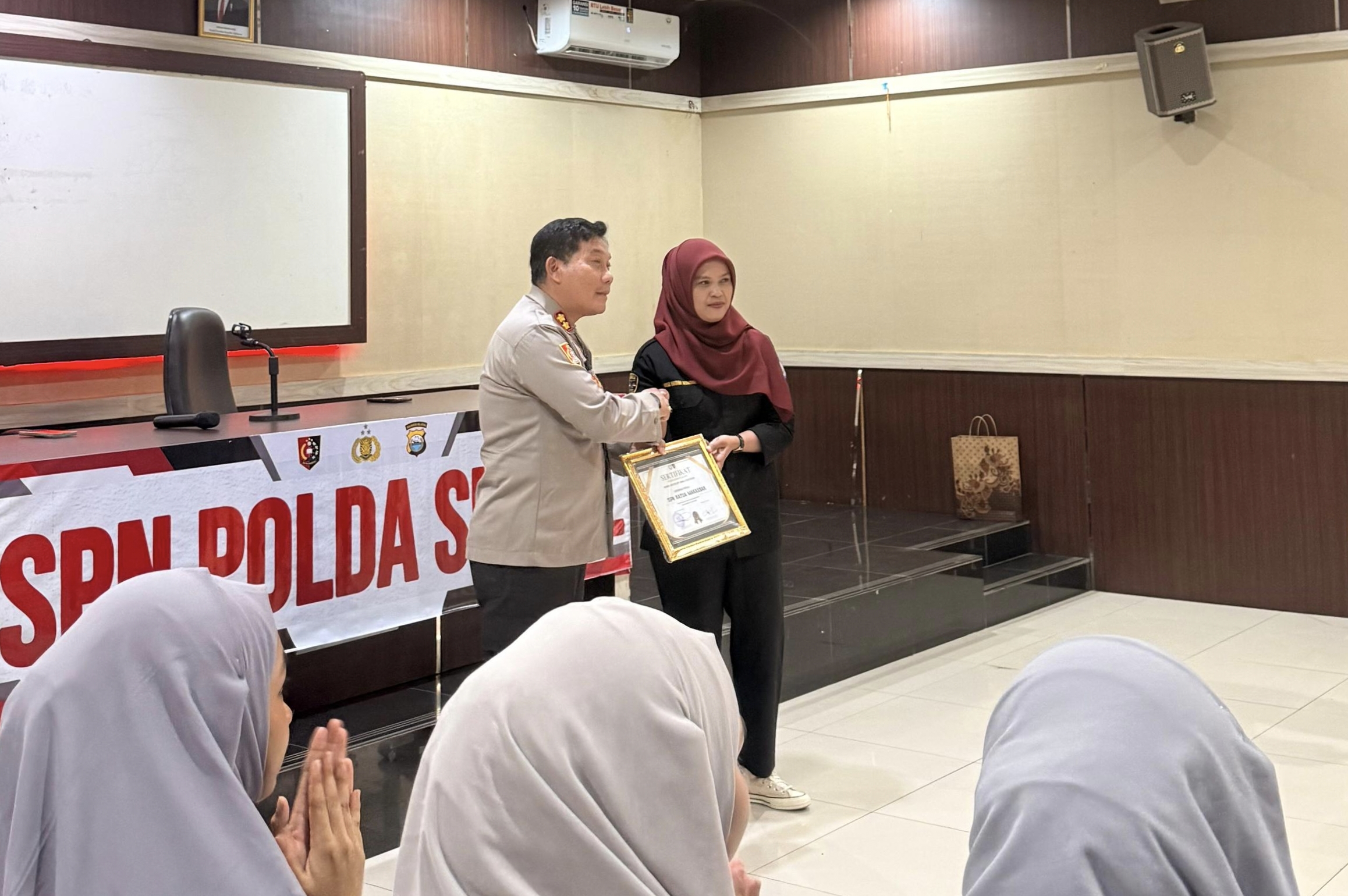 Tanamkan Disiplin dan Anti Narkoba, KBN Mappadeceng Polres Sidrap Dampingi Siswa Kunjungi SPN Polda Sulsel