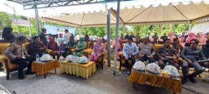 Personel Polsek Maiwa Amankan Kegiatan Peresmian dan Groundbreaking SPPG Polres Enrekang di Kelurahan Bangkala.