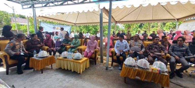 Personel Polsek Maiwa Amankan Kegiatan Peresmian dan Groundbreaking SPPG Polres Enrekang di Kelurahan Bangkala.