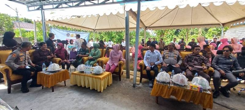 Personel Polsek Maiwa Amankan Kegiatan Peresmian dan Groundbreaking SPPG Polres Enrekang di Kelurahan Bangkala.