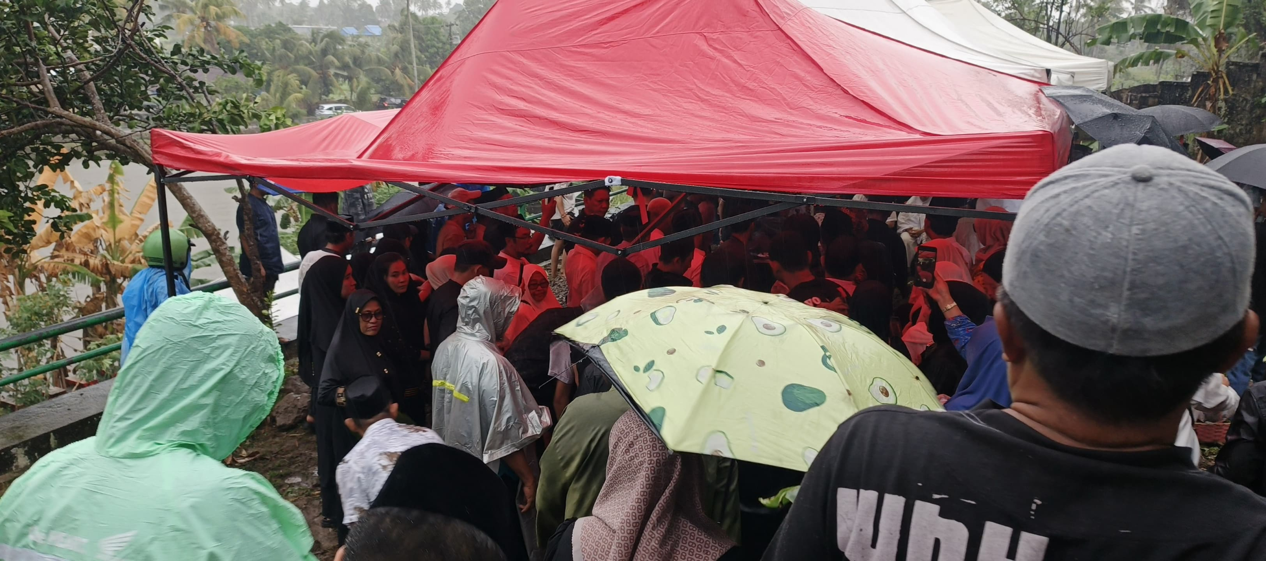 Langit Pinrang Menangis, Hujan Iringi Peristirahatan Terakhir Drs. H. Ahmad Eddy Baramuli