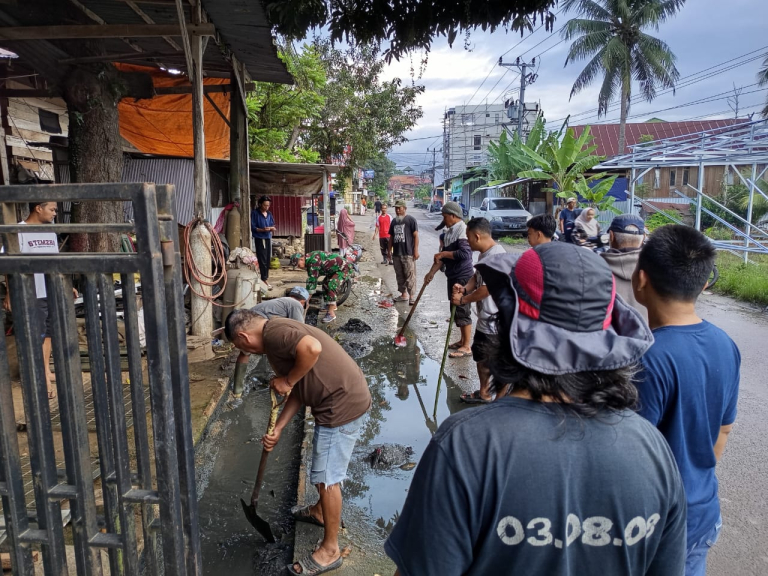 Cegah Banjir, Unsur Forkopimca Baraka Bersama Lurah Baraka Gelar Gotong Royong Bersihkan Saluran Air