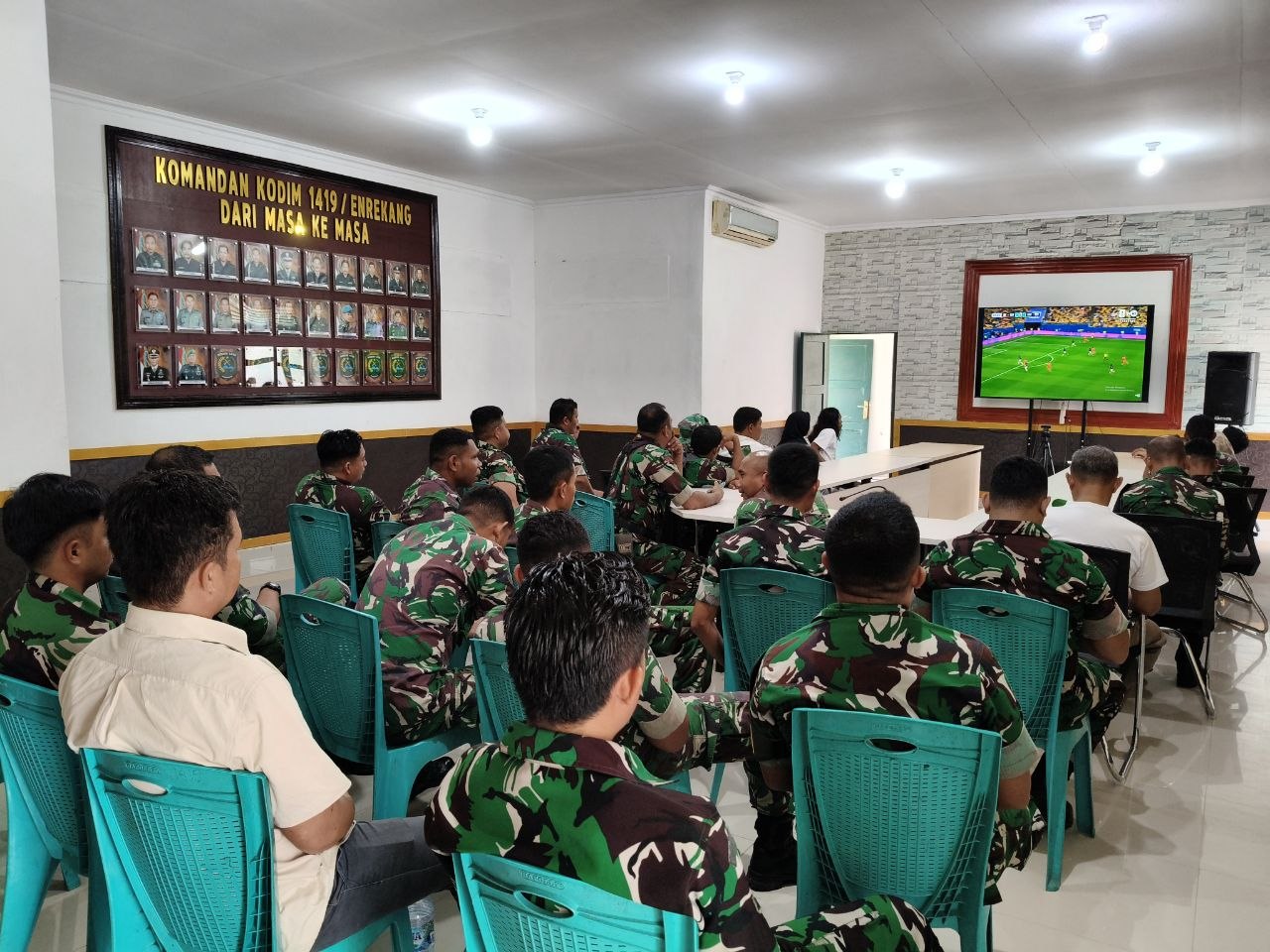 Eratkan Persatuan, Kodim 1419/Enrekang Gelar Nobar Sepak Bola Gembira Bersama Masyarakat
