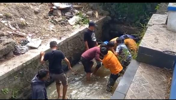 Camat dan Kades Turun Langsung Bantu warga Melakukan Pembersihan Saluran Irigasi di Desa Kanie dan Sereang