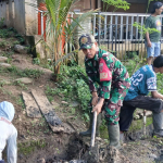 Babinsa Koramil 1419-03/Baraka Bersama Warga Laksanakan Gotong Royong Bersihkan Drainase