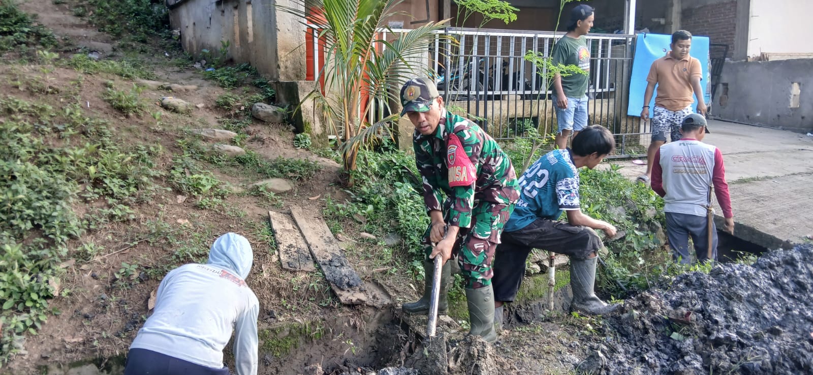 Babinsa Koramil 1419-03/Baraka Bersama Warga Laksanakan Gotong Royong Bersihkan Drainase