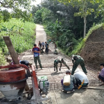 Babinsa Kaluppini Dampingi Pembangunan Jembatan Armco, Progres Pekerjaan Capai 54 Persen