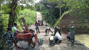 Babinsa Kaluppini Dampingi Pembangunan Jembatan Armco, Progres Pekerjaan Capai 54 Persen