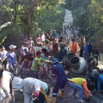 Warga Kaluppini dan Tokkonan Bersama TNI Kompak Gotong Royong Cor Rabat Beton Jembatan Armco