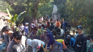 Warga Kaluppini dan Tokkonan Bersama TNI Kompak Gotong Royong Cor Rabat Beton Jembatan Armco