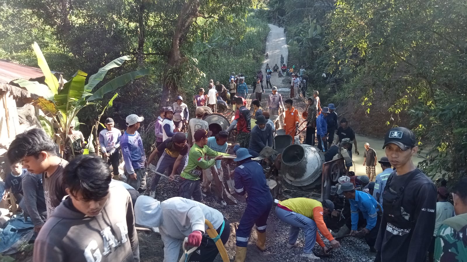 Warga Kaluppini dan Tokkonan Bersama TNI Kompak Gotong Royong Cor Rabat Beton Jembatan Armco