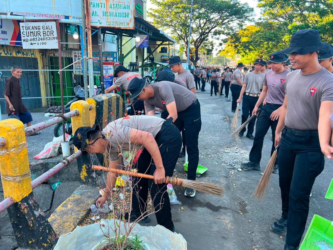 Brimob Sulsel Bersihkan Masjid dan Pasar di Makassar, Wujud Kepedulian Sambut Hari Bhayangkara ke-80