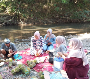 Nikmati Suasana Sungai Betao Riase Sambil Menyantap Durian Segar