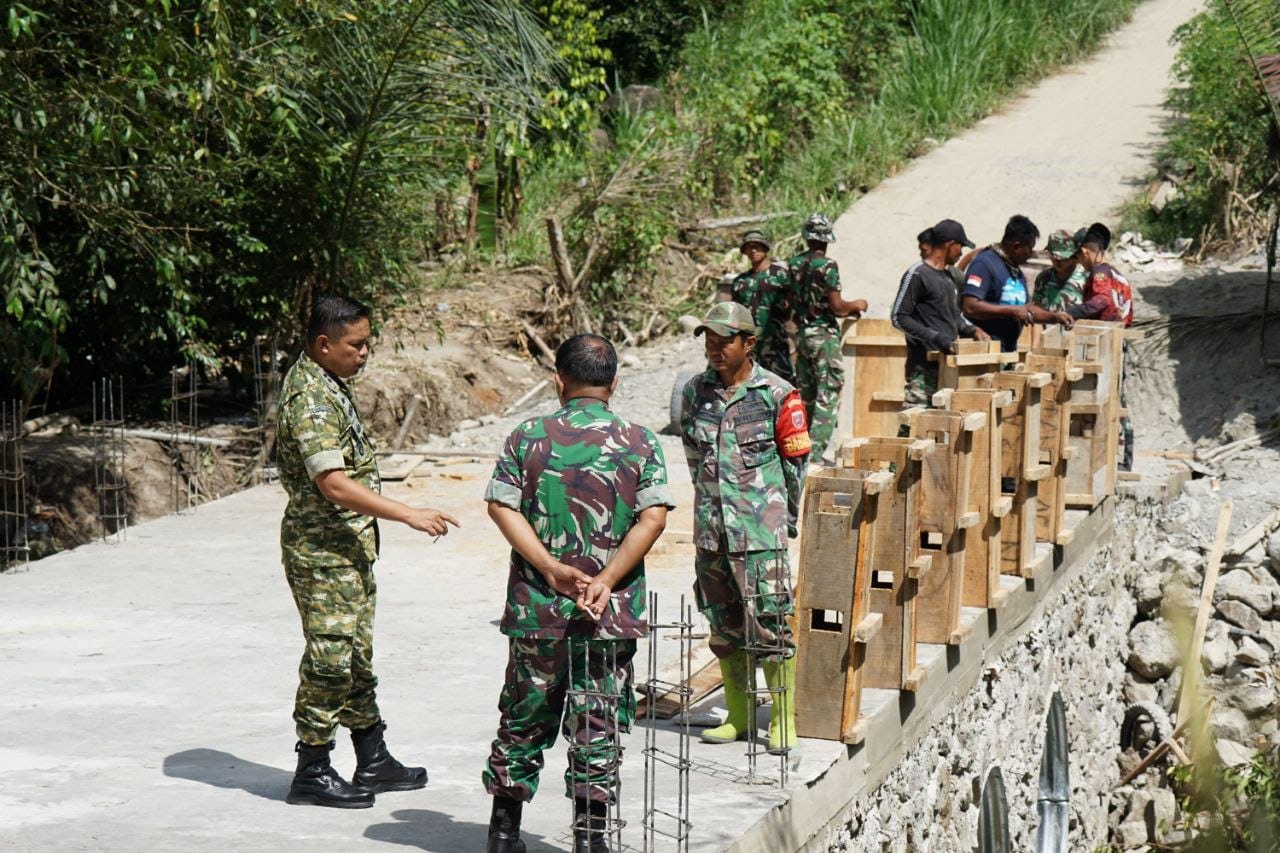 Dandim 1419/Enrekang Tinjau Pembangunan Jembatan Armco di Desa Kaluppini