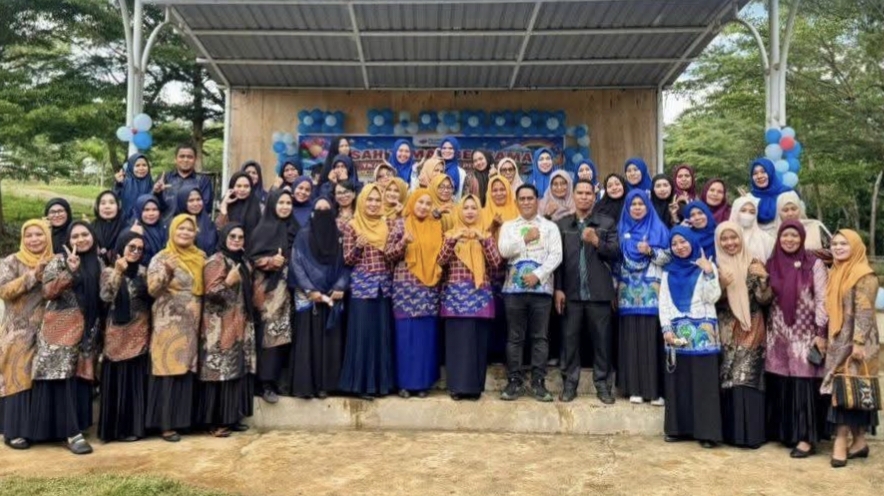 Bunda PAUD Sidrap Kobarkan Semangat Indonesia Emas 2045 di Pisah Tamat TK/KB Pitu Riase