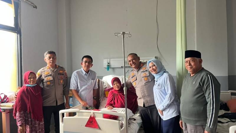 Kapolres Enrekang Bersama Ketua Bhayangkari Tunjukkan Kepedulian, Jenguk Ibunda Bupati di RSUD Massenrempulu