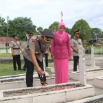 Sambut Hari Bhayangkara ke-80, Polres Enrekang Gelar Upacara Ziarah dan Tabur Bunga di TMP Massenrempulu