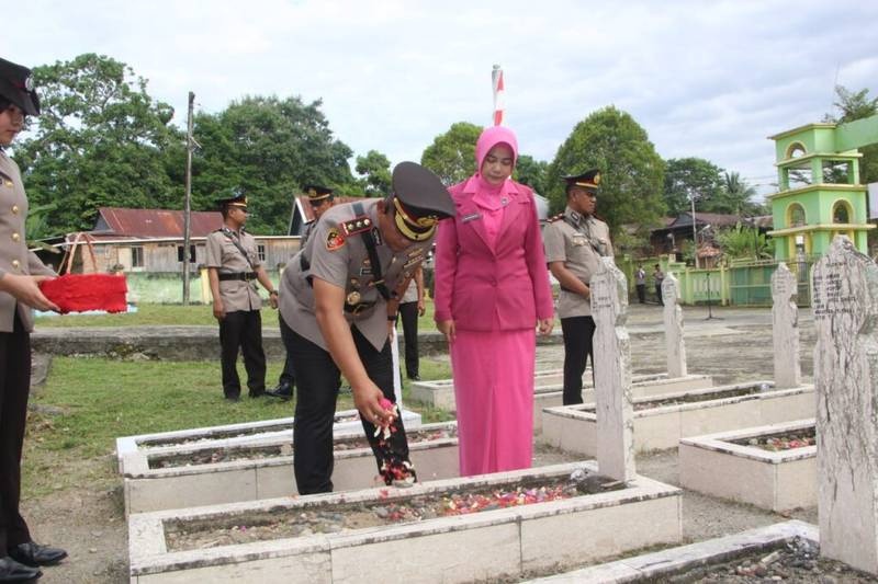 Sambut Hari Bhayangkara ke-80, Polres Enrekang Gelar Upacara Ziarah dan Tabur Bunga di TMP Massenrempulu