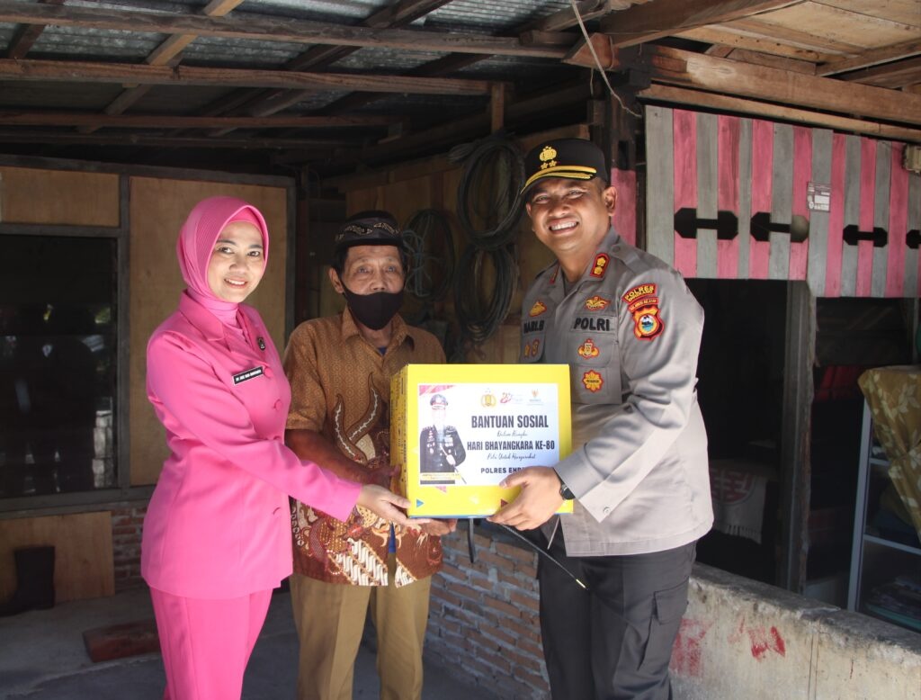 Kapolres Enrekang Salurkan Bantuan Sosial kepada Masyarakat yang Membutuhkan, Wujud Pengabdian Polri di HUT Bhayangkara ke-80