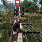 Personel Koramil 1419-01/Maiwa Bersama Yonif TP 872/Andi Jemma Kebut Renovasi Jembatan Gantung Perintis
