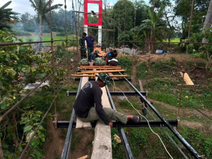 Personel Koramil 1419-01/Maiwa Bersama Yonif TP 872/Andi Jemma Kebut Renovasi Jembatan Gantung Perintis