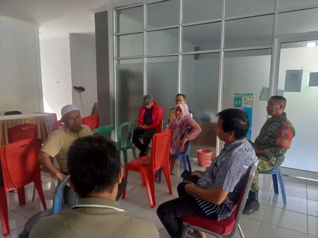 Babinsa dan Bhabinkamtibmas Dampingi Pertemuan Warga Bahas Pembangunan Tanggul Pengendalian Banjir Sungai Saddang